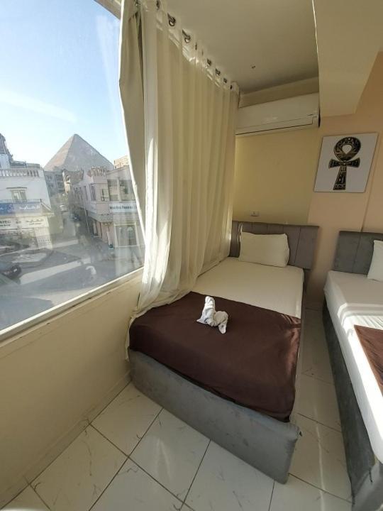 Hotel Pyramids Nuit *